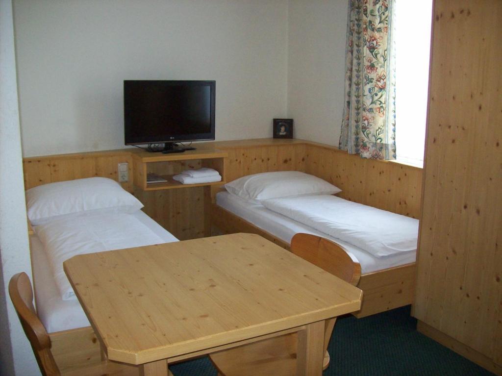 Hubertushof Fromwald Hotel Und Gasthof Bad Fischau Ruang foto