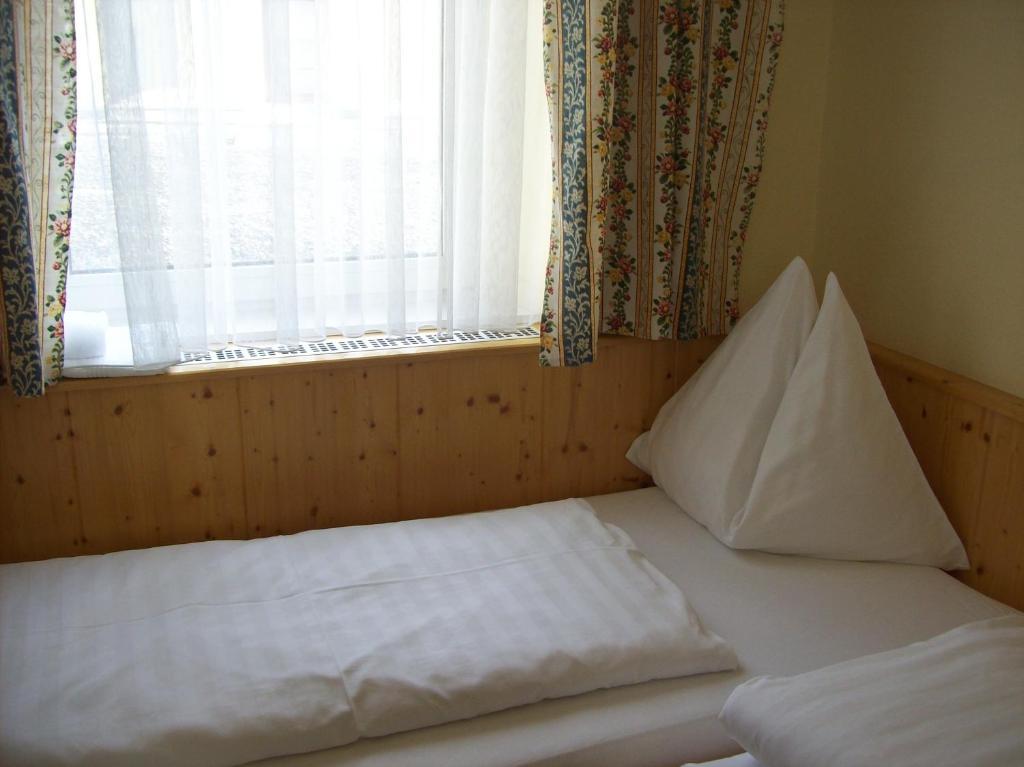 Hubertushof Fromwald Hotel Und Gasthof Bad Fischau Ruang foto