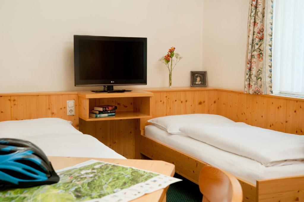 Hubertushof Fromwald Hotel Und Gasthof Bad Fischau Bagian luar foto