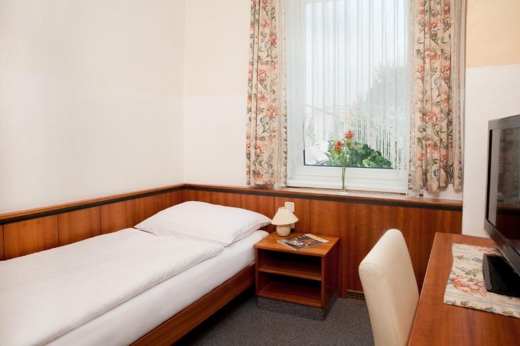 Hubertushof Fromwald Hotel Und Gasthof Bad Fischau Bagian luar foto