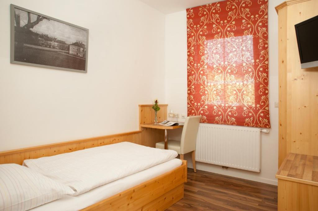 Hubertushof Fromwald Hotel Und Gasthof Bad Fischau Bagian luar foto
