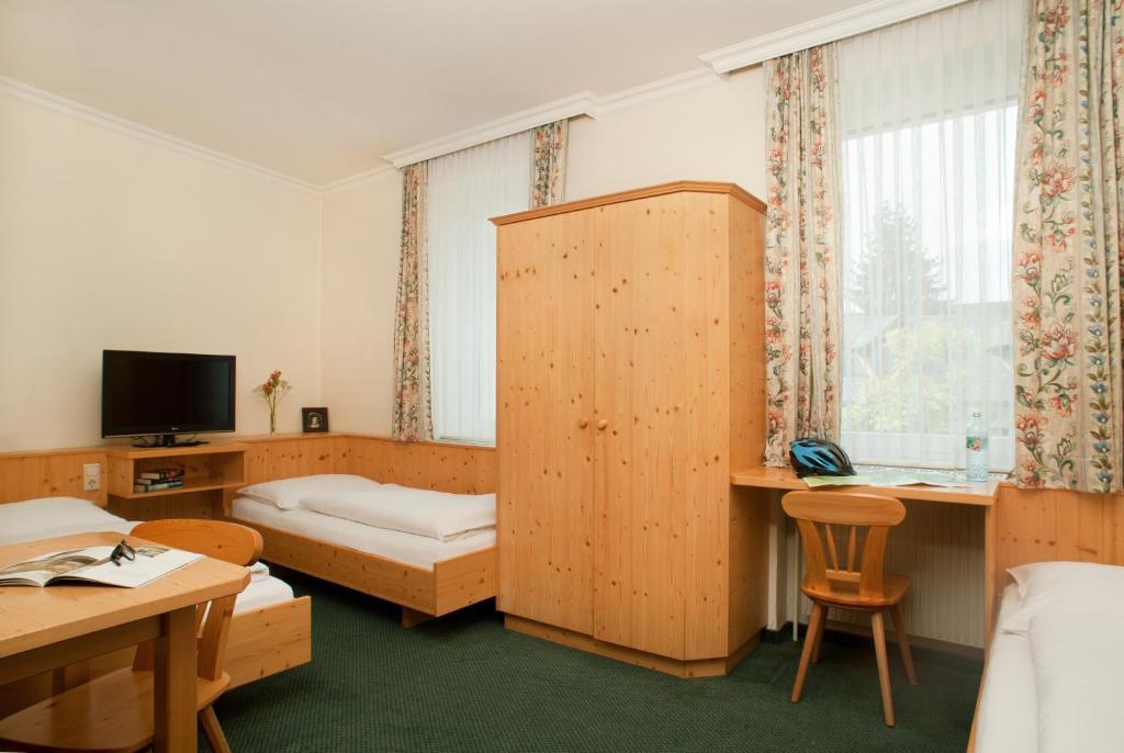 Hubertushof Fromwald Hotel Und Gasthof Bad Fischau Bagian luar foto
