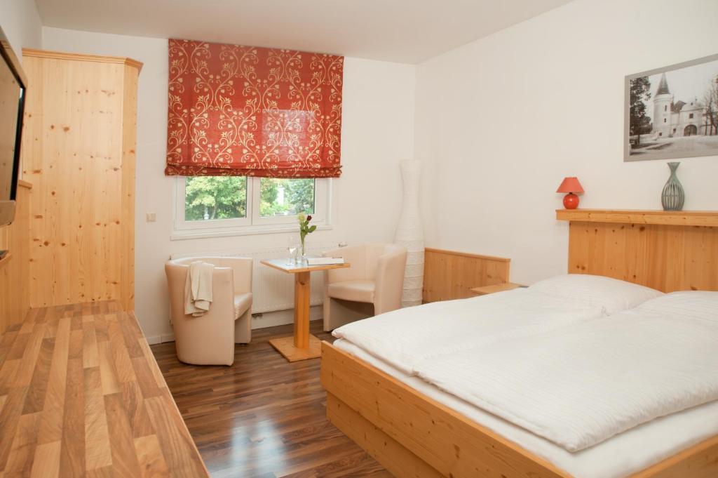 Hubertushof Fromwald Hotel Und Gasthof Bad Fischau Bagian luar foto