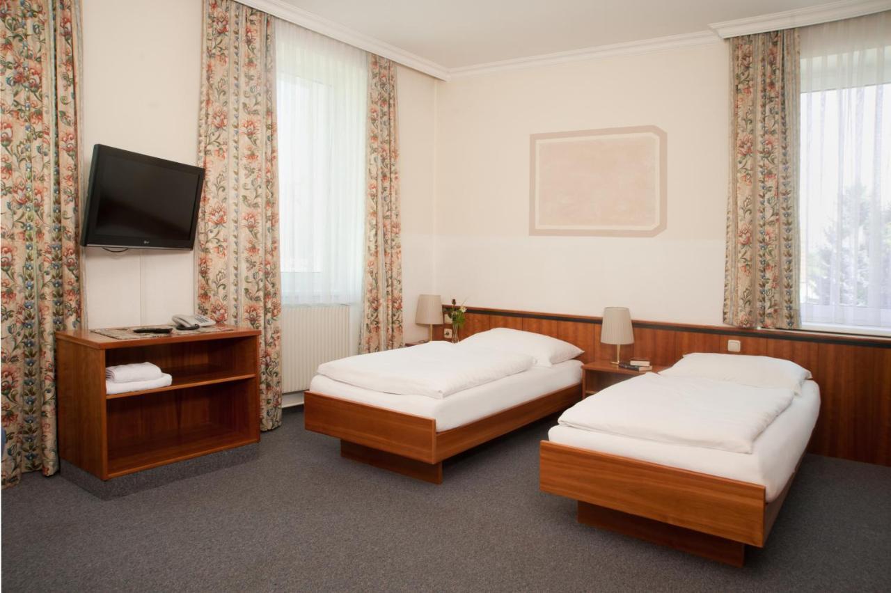 Hubertushof Fromwald Hotel Und Gasthof Bad Fischau Bagian luar foto