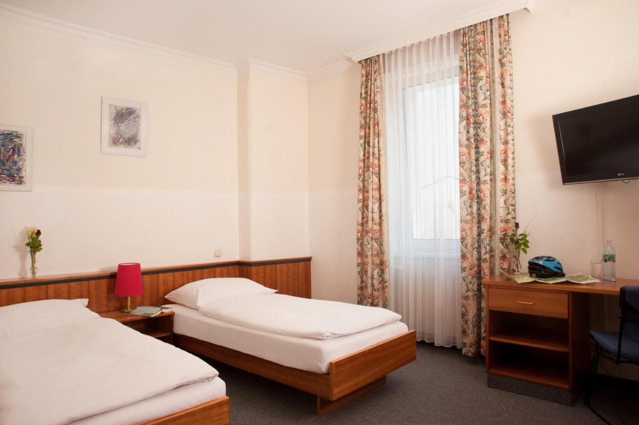 Hubertushof Fromwald Hotel Und Gasthof Bad Fischau Bagian luar foto